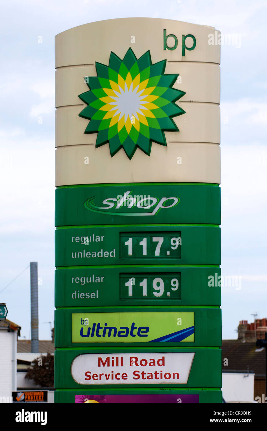 British Petroleum stazione di benzina BP, segni con i prezzi per il carburante Foto Stock