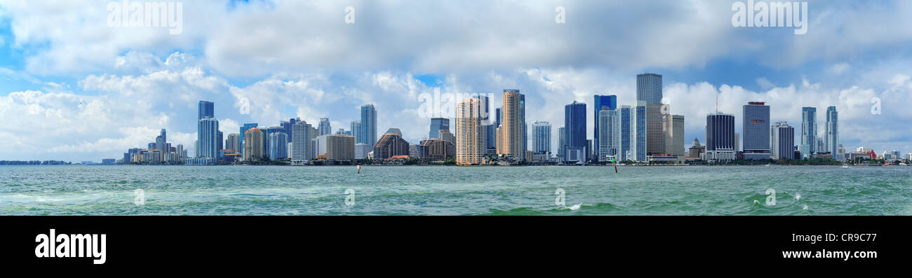 Lo skyline di Miami panorama del giorno con urban i grattacieli e cielo nuvoloso sopra il livello del mare Foto Stock