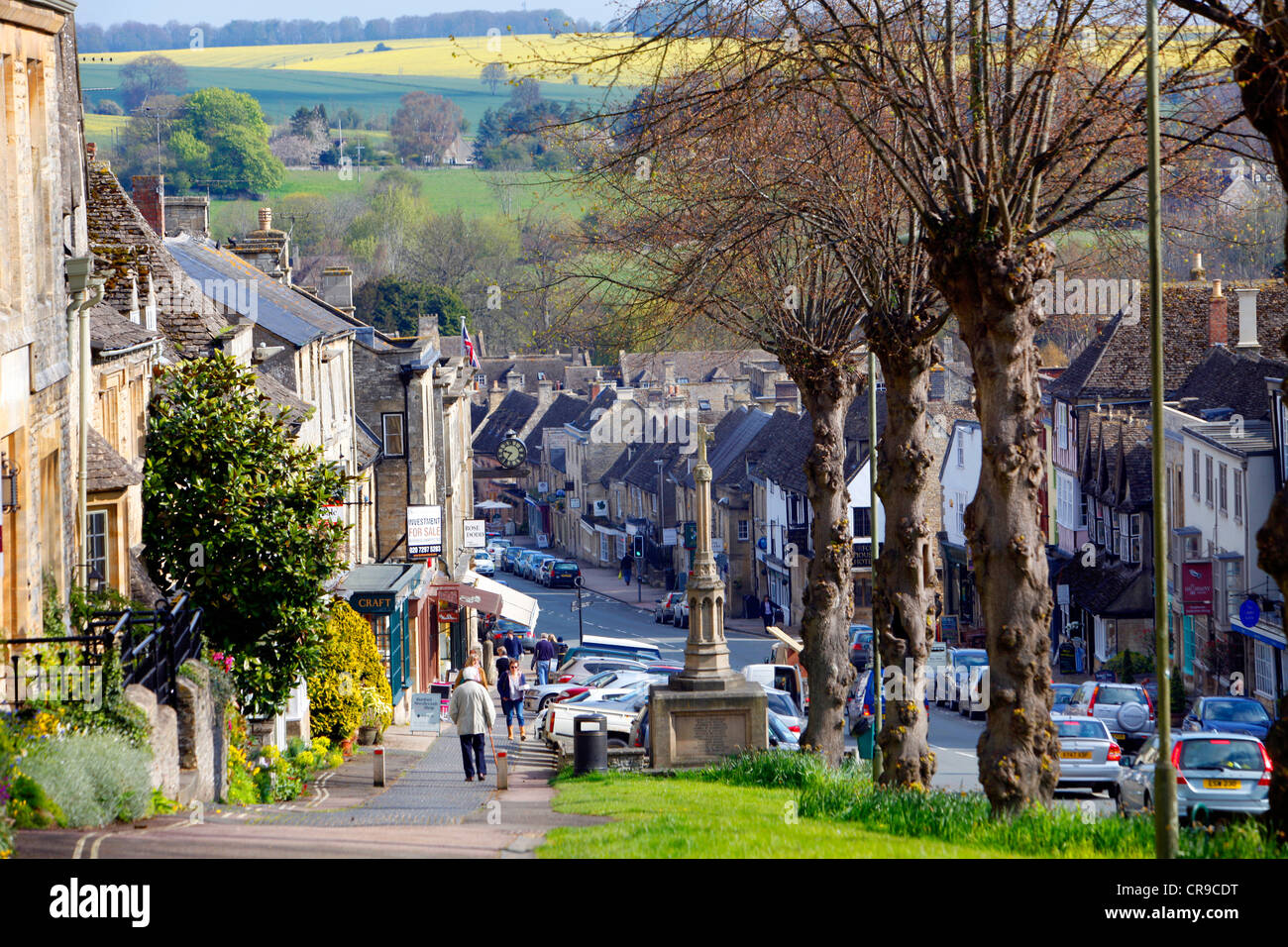 Burford, una piccola città sul Fiume Windrush nel Cotswold Hills, coniata da antiche case di pietra. Burford, Oxfordshire, Regno Unito, Foto Stock