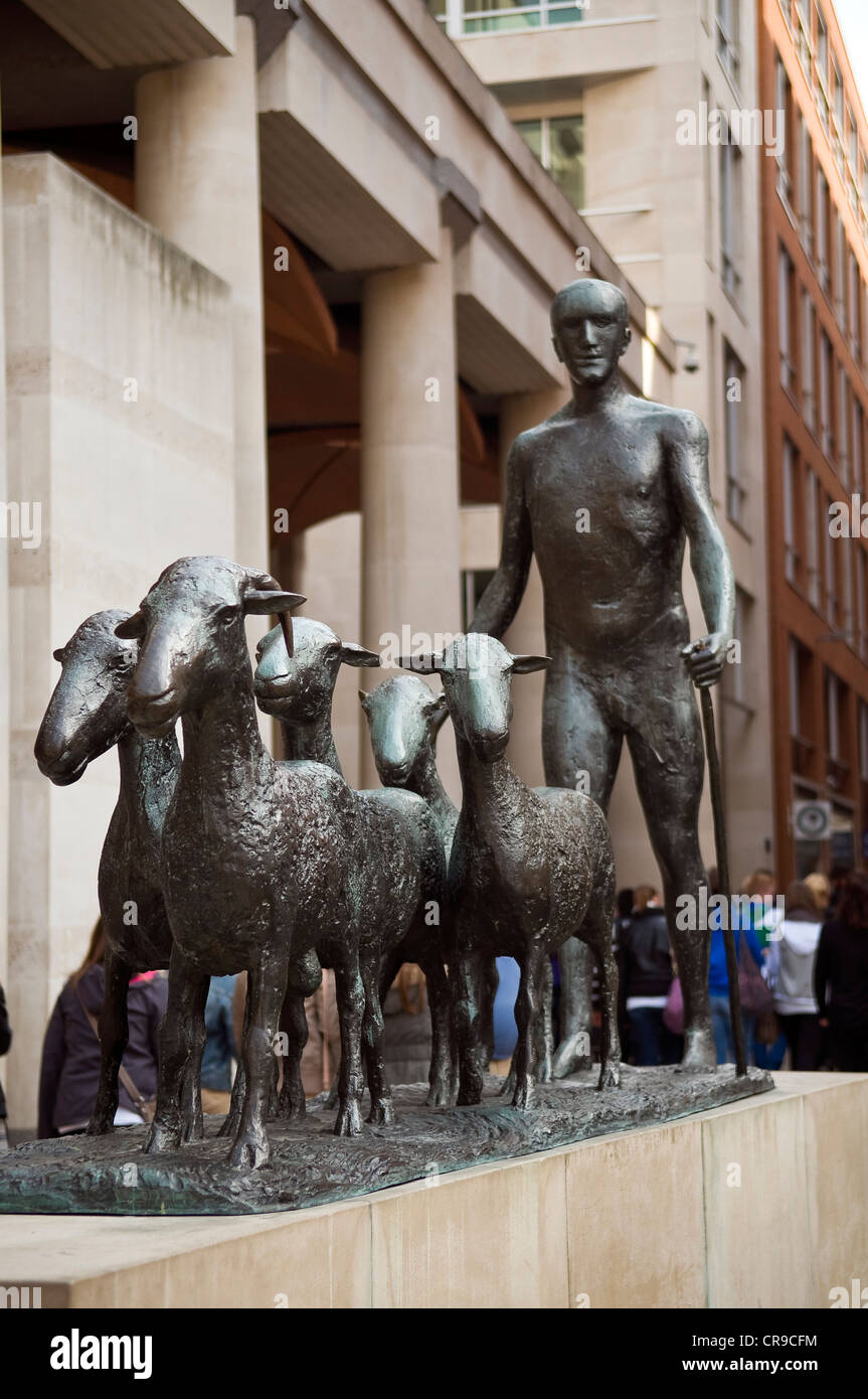 Elisabeth Frink la scultura "hepherd e pecore' in Paternoster square, la città di Londra, Regno Unito Foto Stock