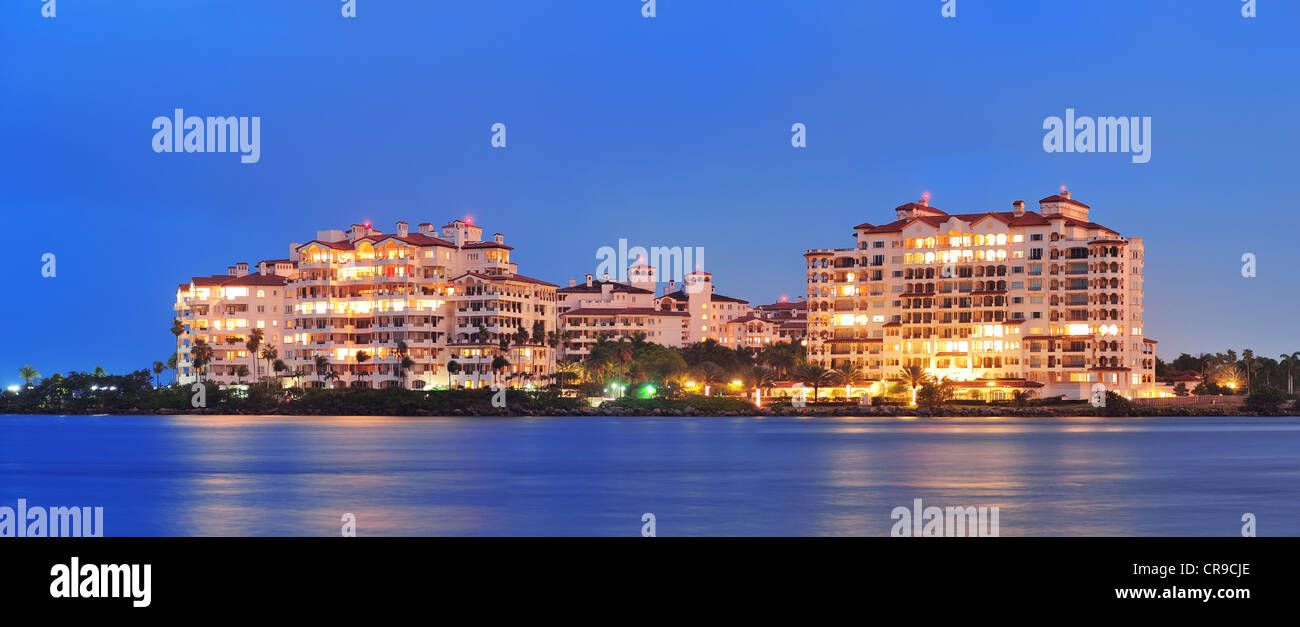 Edifici di appartamenti sul mare a Miami Foto Stock