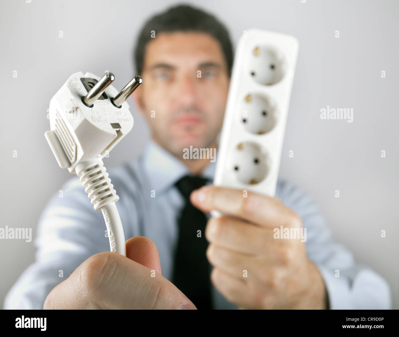 Imprenditore scollegato. Il risparmio energetico, il taglio delle spese e dei costi, Going Green, la consapevolezza ambientale, di salvare il pianeta. Foto Stock