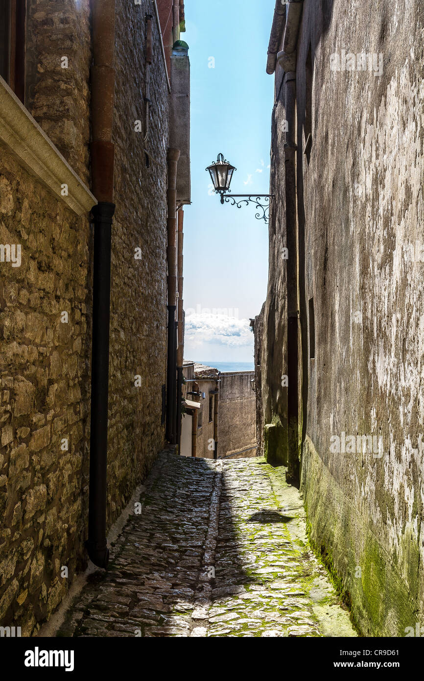 Vista della antica strada di Erice, in Sicilia Foto Stock