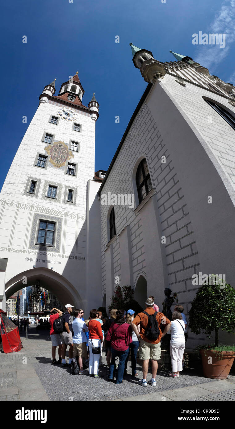 Germania Monaco di Baviera Marienplatz gruppo di tour. Leader dando informazioni per i turisti al di fuori del Museo del Giocattolo Foto Stock