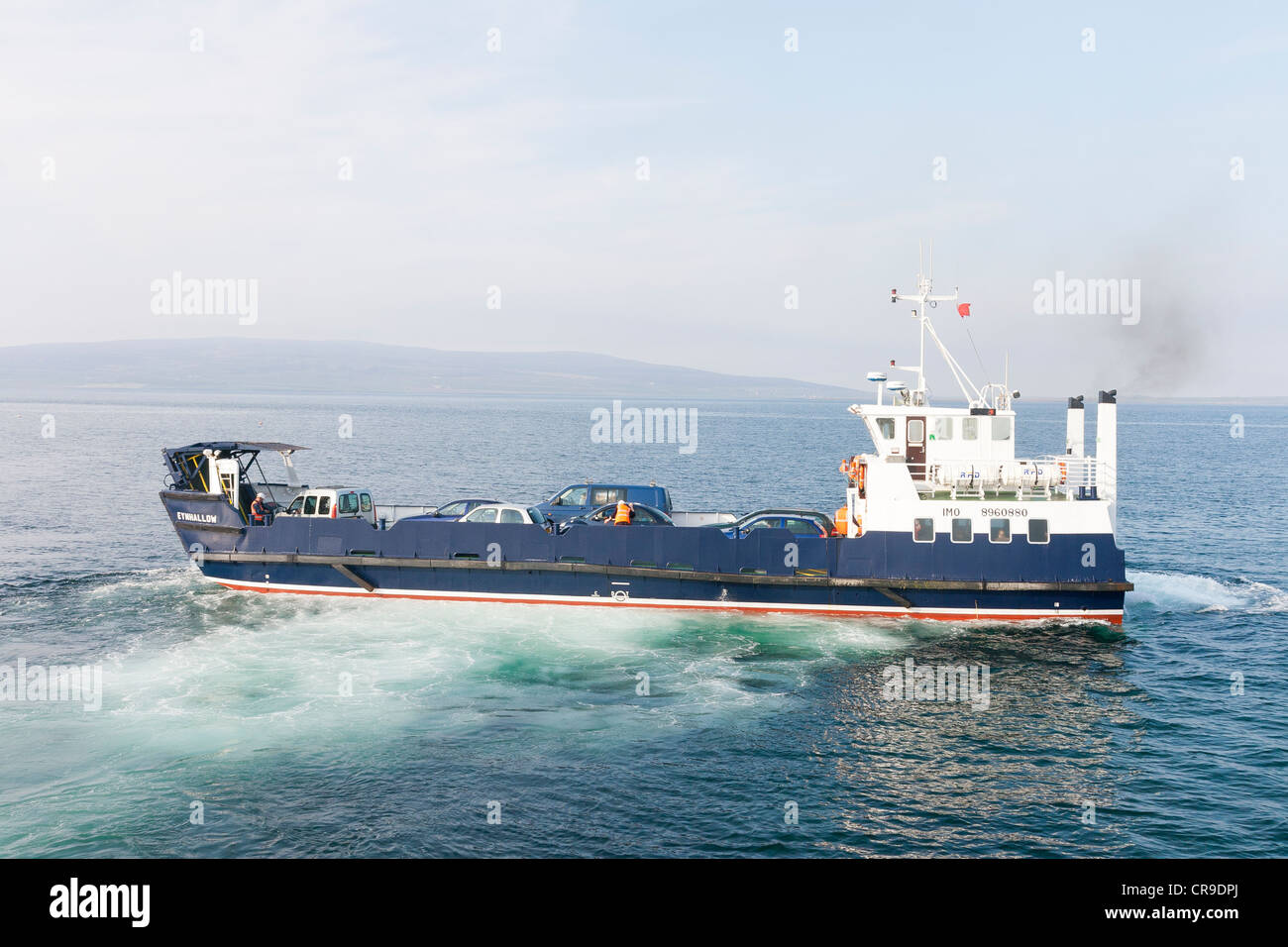 Tingwall Harbour con un traghetto in partenza - Orkney Isles, Scozia Foto Stock