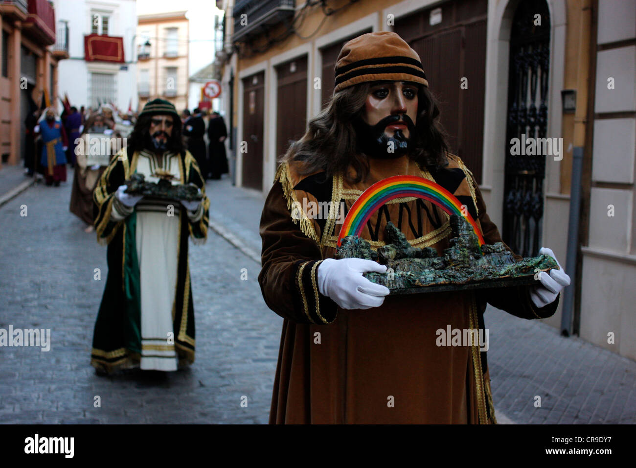 Un uomo mascherato vestito come un personaggio biblico custodisce una reliquia durante una PASQUA SETTIMANA SANTA PROCESSIONE in Puente Genil, Spagna Foto Stock