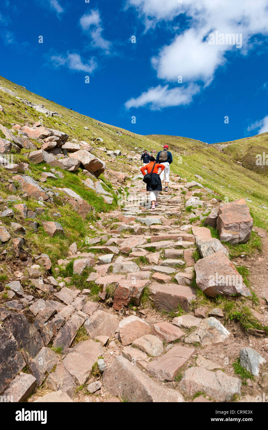 Percorso a piedi fino a Ben Nevis, il picco più alto in Scozia a 1344 metri, Lochaber, Scozia Foto Stock