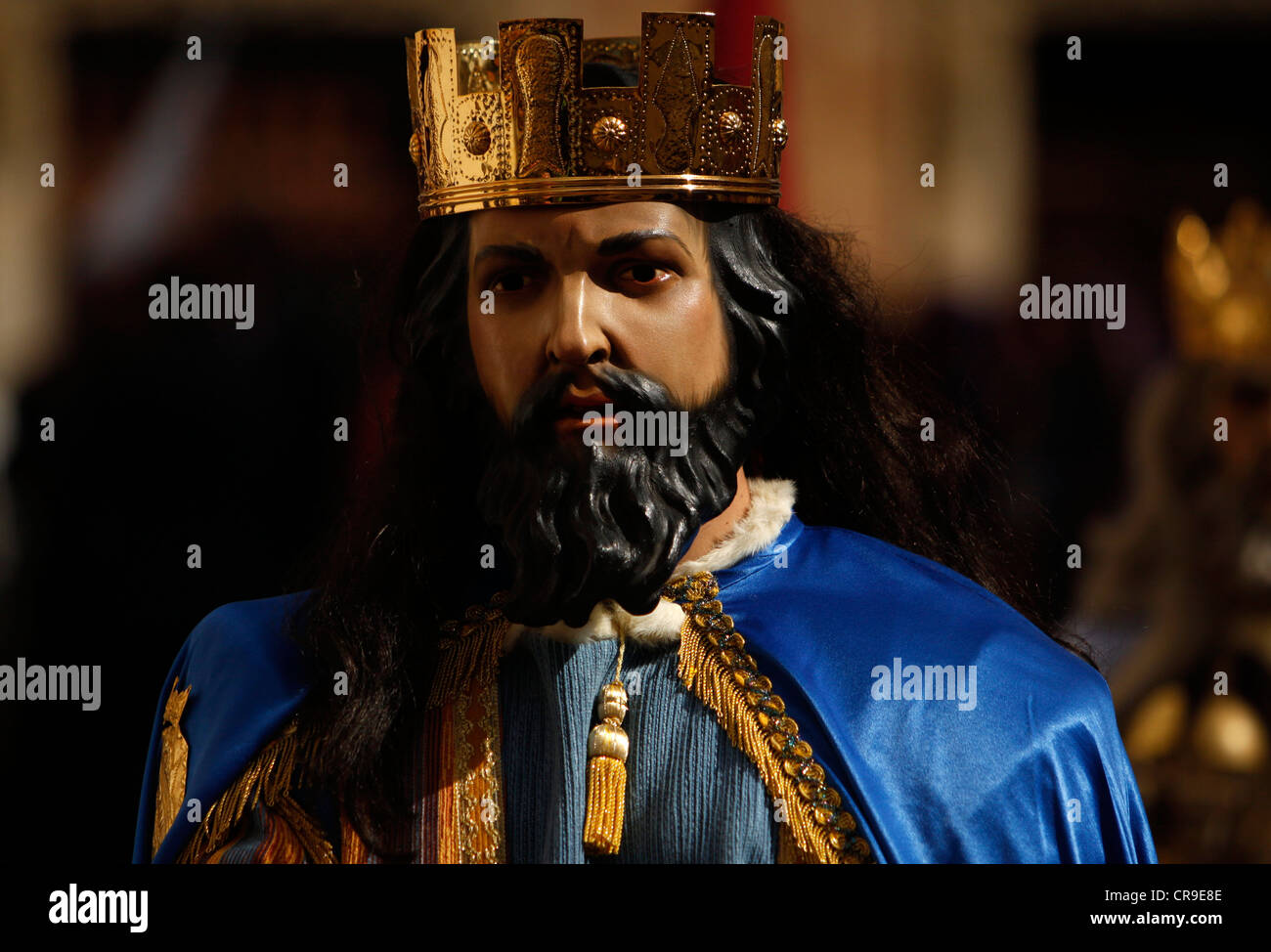 Un uomo mascherato vestito come un personaggio biblico passeggiate in una strada durante una PASQUA SETTIMANA SANTA PROCESSIONE in Puente Genil, Spagna Foto Stock