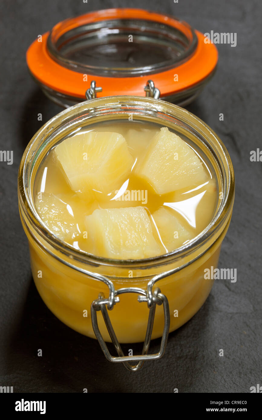 Pezzi di ananas in vetro vaso di storage Foto Stock