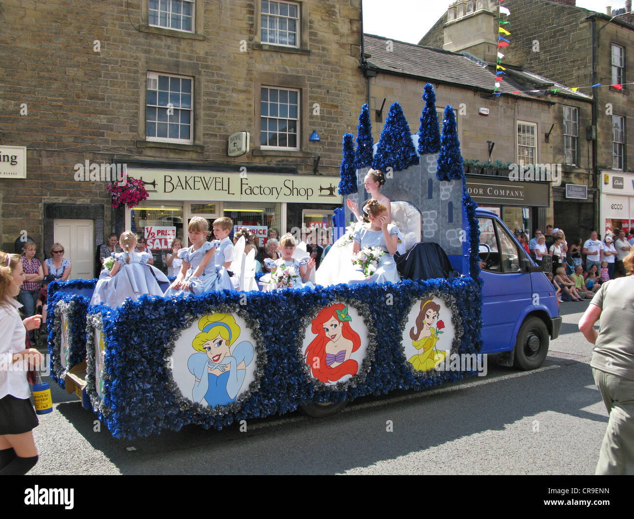 Bakewell sfilata di carnevale nel Derbyshire 2009. Bellezza locale regina si siede sul trono sul retro del galleggiante Foto Stock