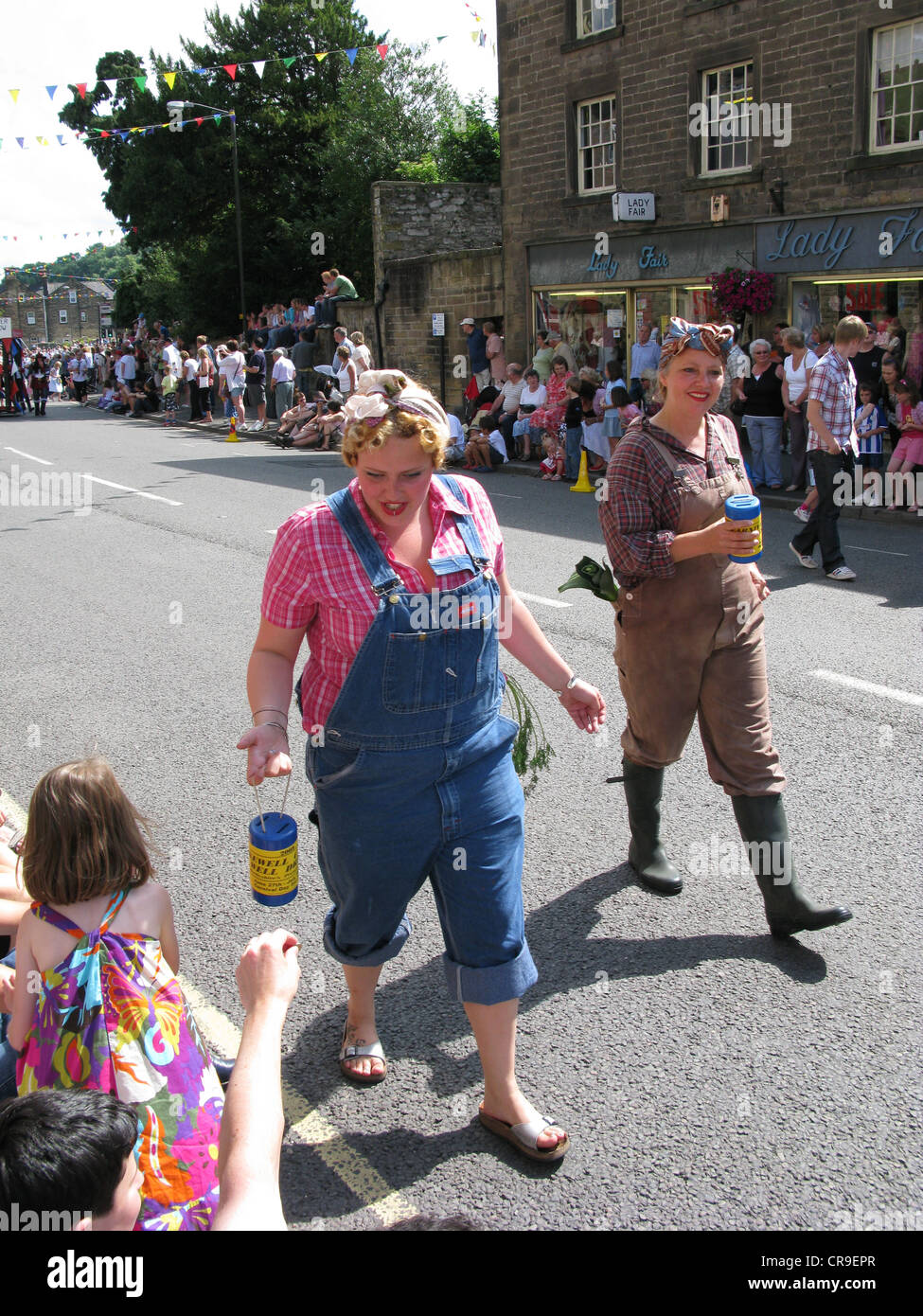 Bakewell sfilata di carnevale nel Derbyshire 2009. nell esercito ragazze raccogliendo denaro fro folla fodera street. Foto Stock