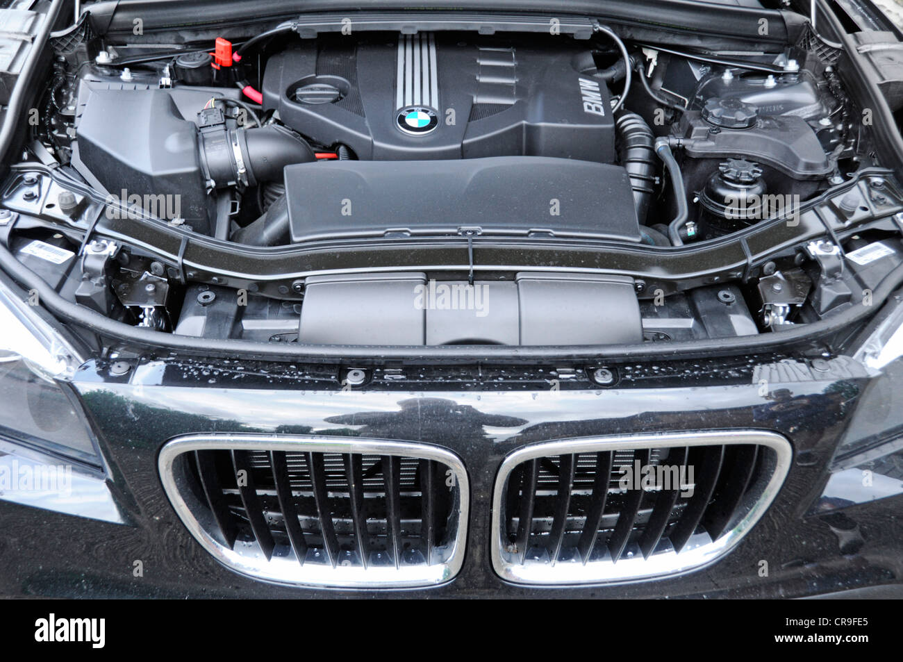 Vano Motore E Componenti Sotto Il Cofano Di Una BMW X1 Sdrive 18d vano-motore-e-componenti-sotto-il-cofano-di-una-bmw-x1-sdrive-18d