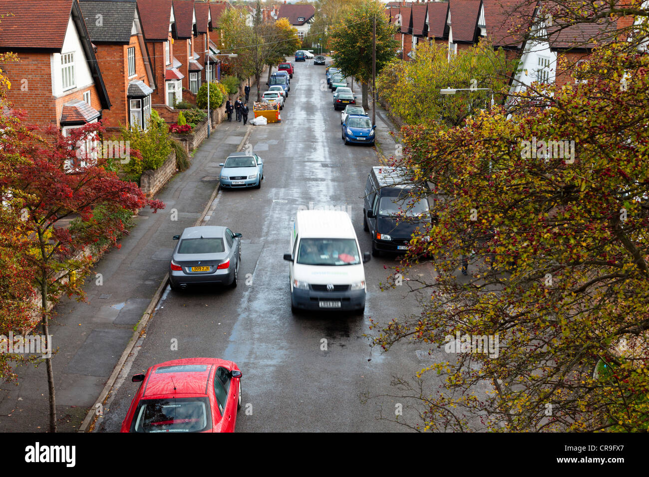 Periferia del Regno Unito. Guardando verso il basso in corrispondenza di case e di parcheggio su strada in una tipica strada residenziale, West Bridgford, Nottinghamshire, England, Regno Unito Foto Stock