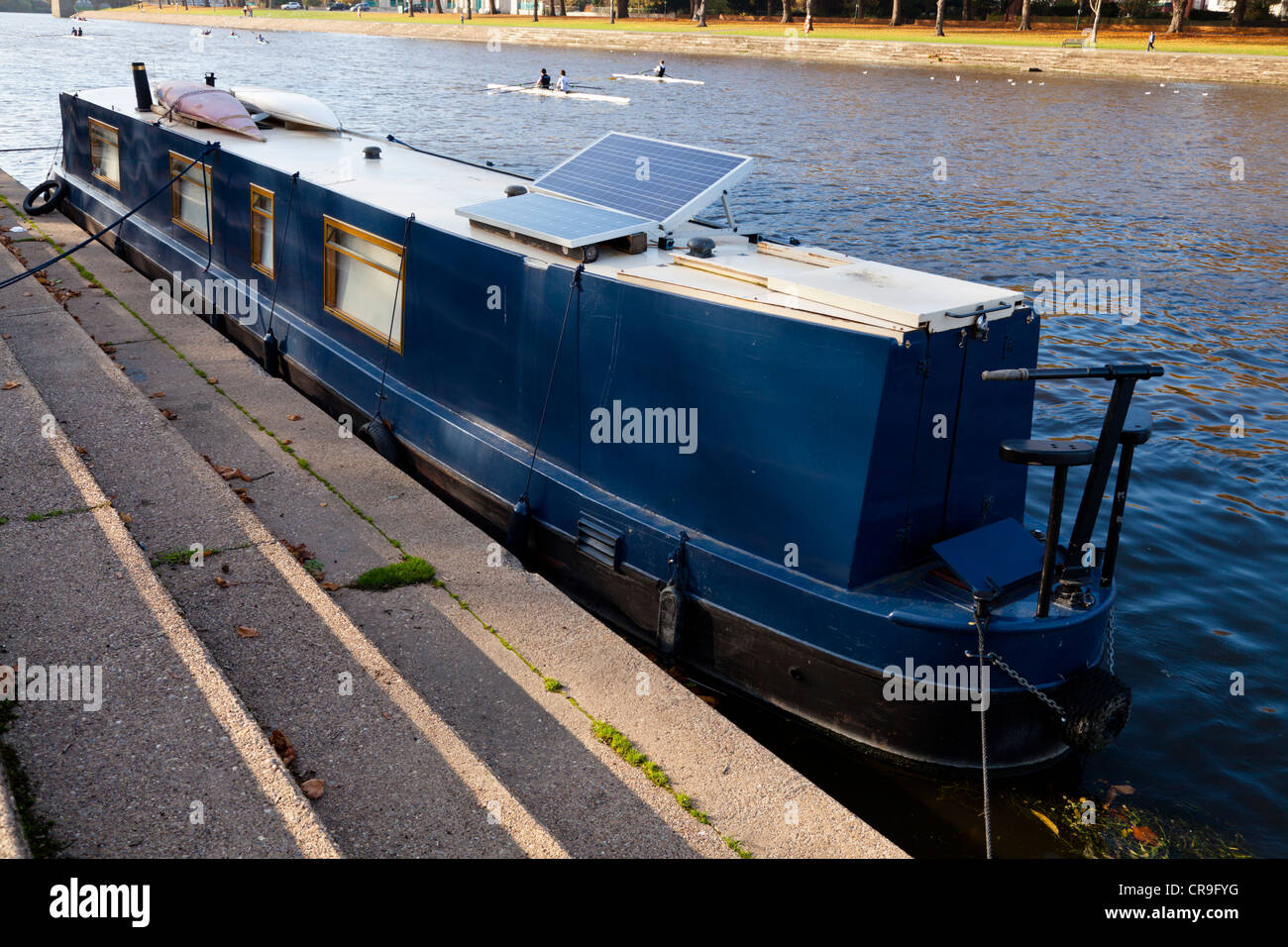 Narrowboat con un pannello solare, Fiume Trent, Nottinghamshire, England, Regno Unito Foto Stock