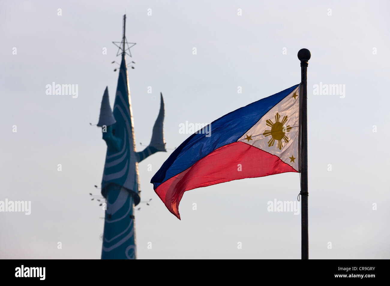 La torre della TV e la bandiera nazionale, Manila, Filippine Foto Stock