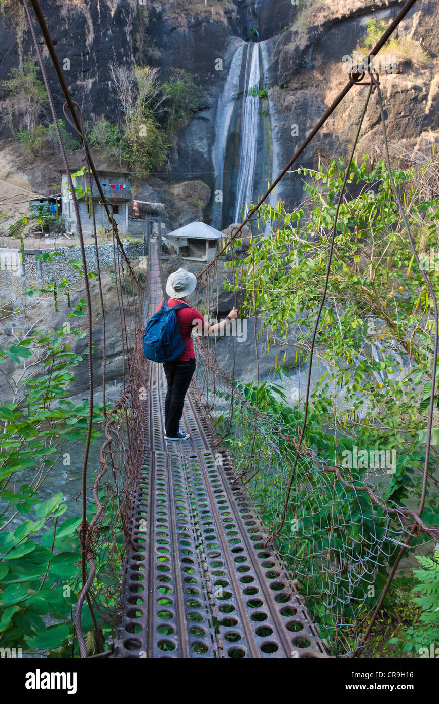 Tourist camminando sul ponte di sospensione con cascata, Baguio Benguet, Provincia, Filippine Foto Stock