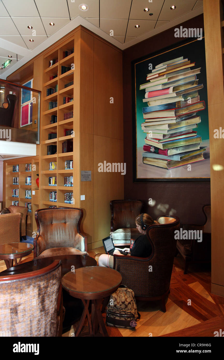 Biblioteca del Celebrity Solstice, lussuosa nave da crociera Foto Stock