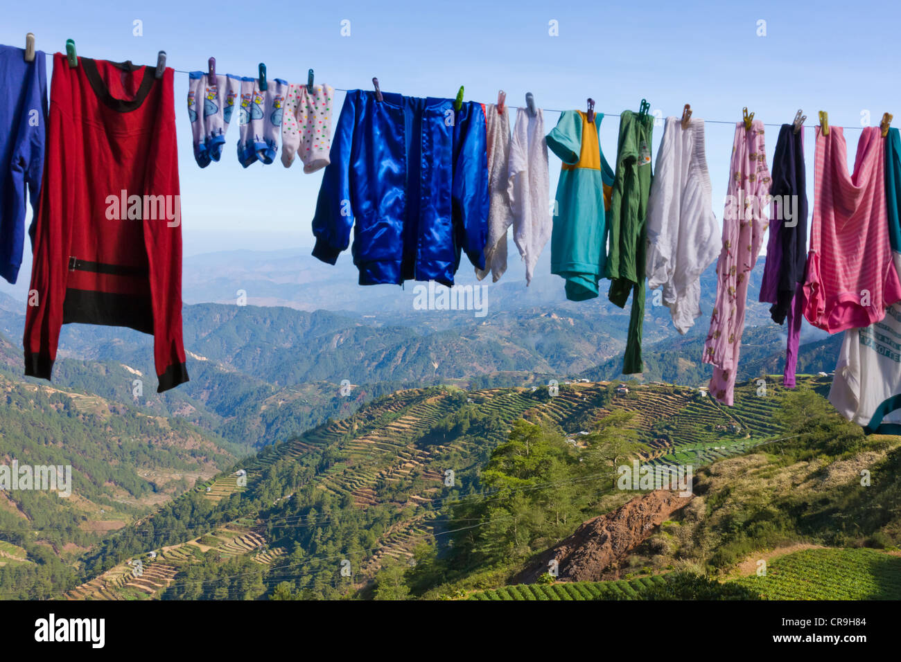 Asciugare il bucato con le terrazze di riso della Cordigliera filippina, Banaue, Ifugao Provincia, Filippine Foto Stock