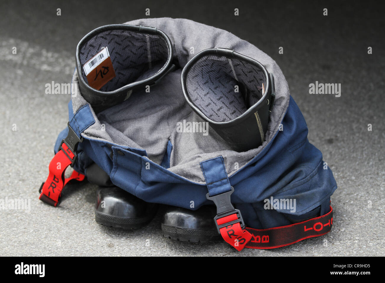 Vigili del fuoco uniforme di  Il uniforme, pantaloni e stivali un vigile del fuoco indossa Foto Stock