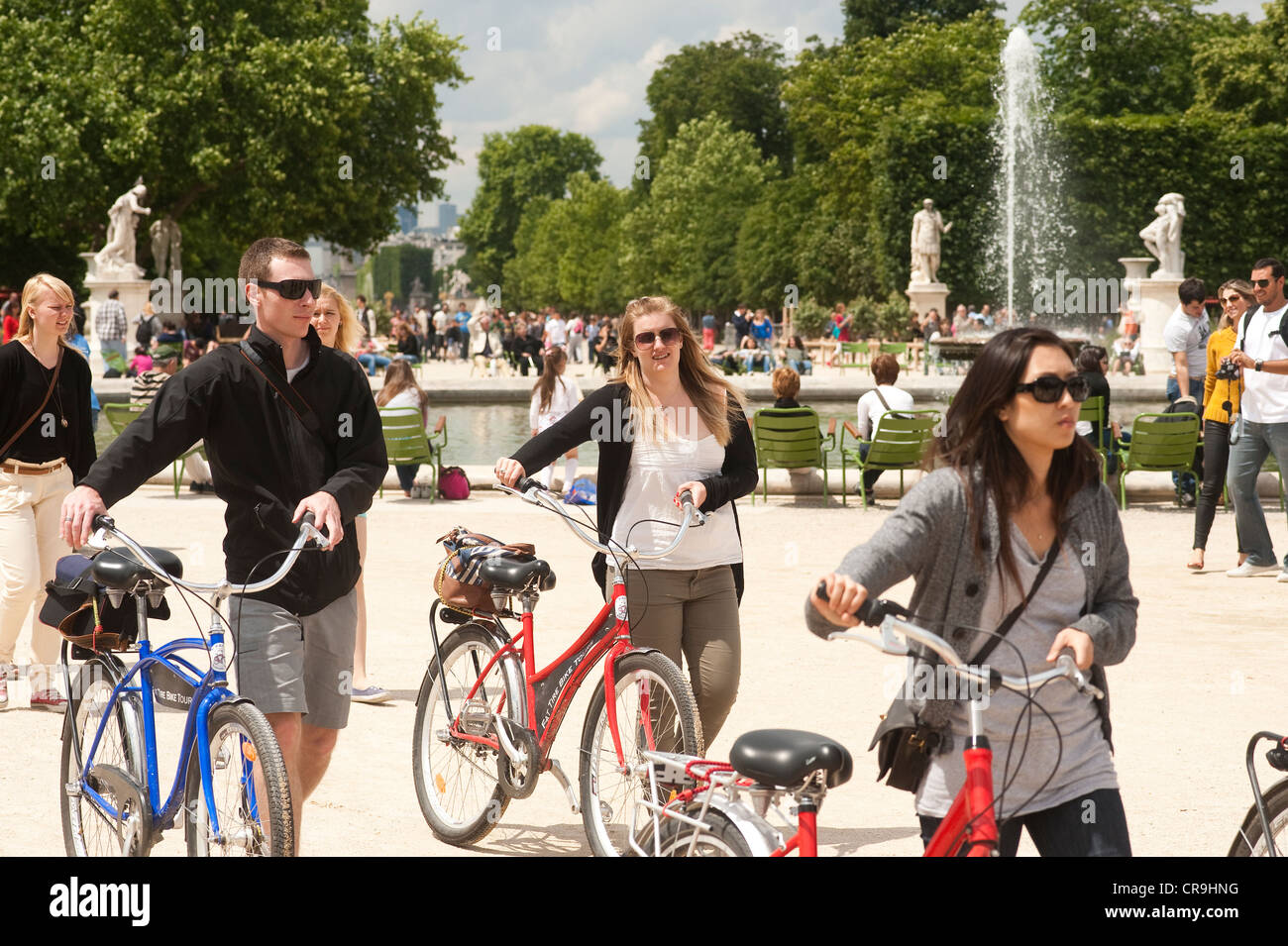 Parigi, Francia - un gruppo di visitatori in giro per la città in bicicletta. Foto Stock