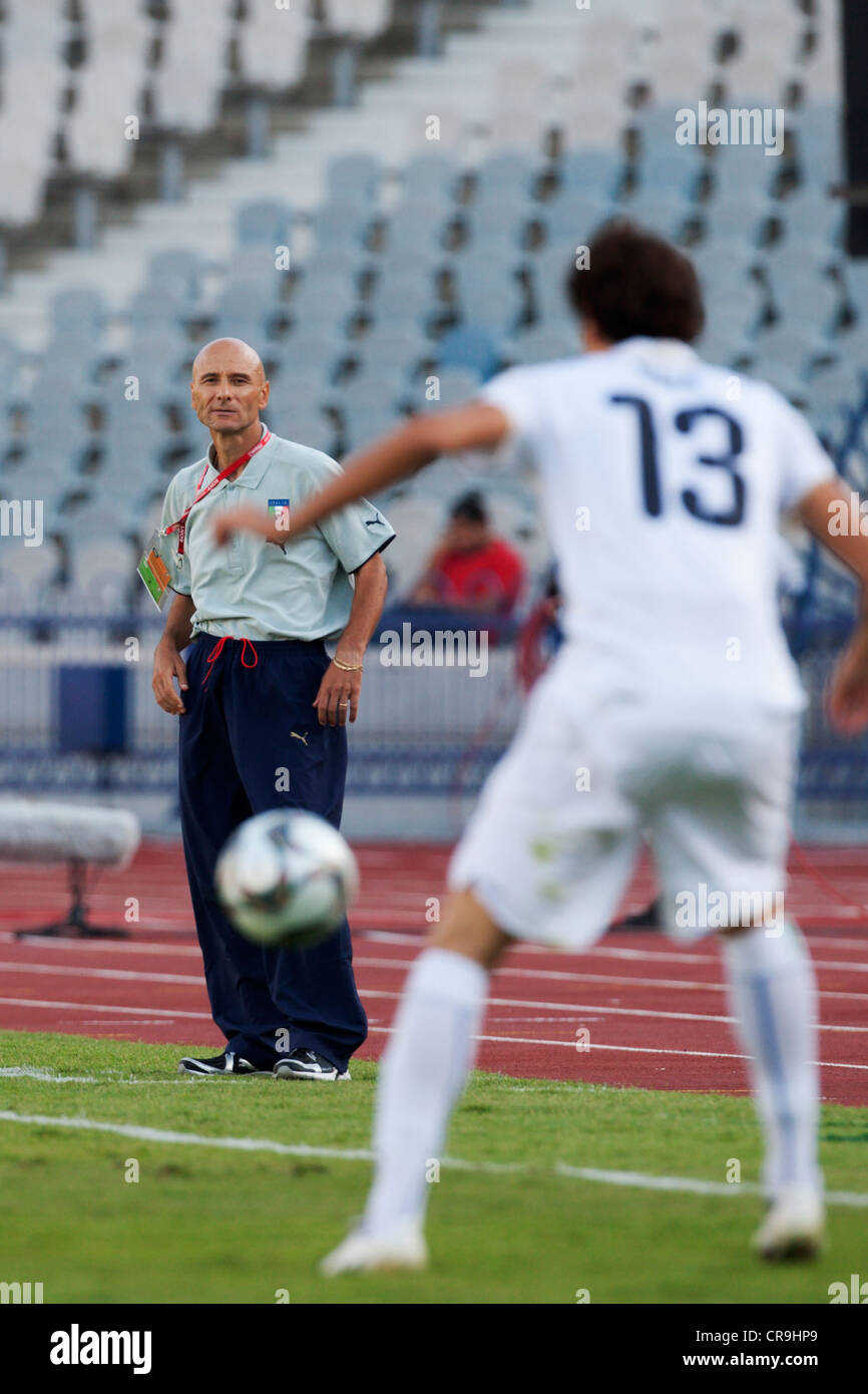 Italia head coach Francesco Rocca gestisce dal margine durante una FIFA U-20 World Cup match contro il Paraguay. Foto Stock