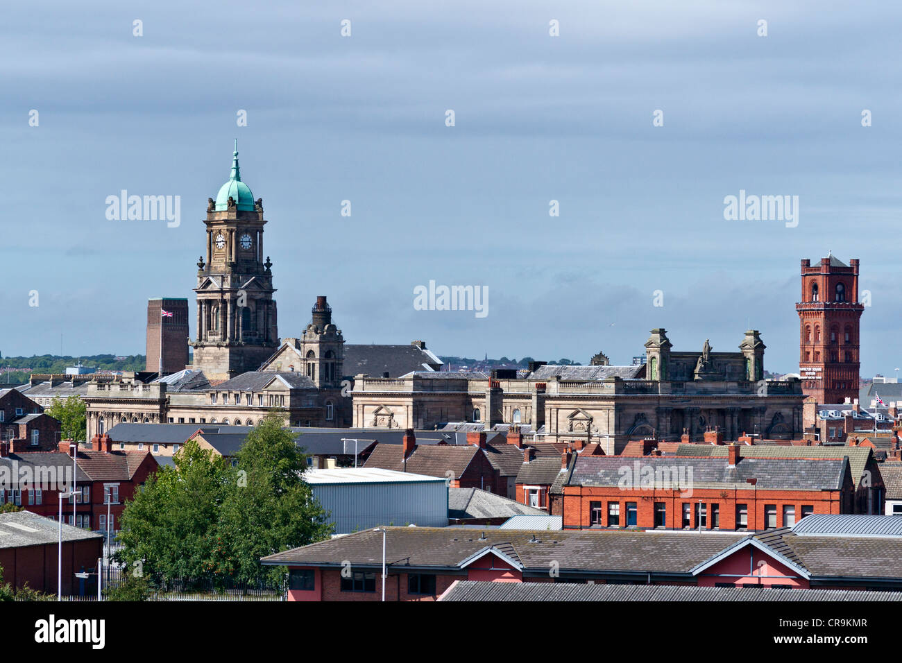 Viste dal St Marys tower Birkenhead del Liverpool waterfront e Cammel Lairds costruzione navale. Foto Stock
