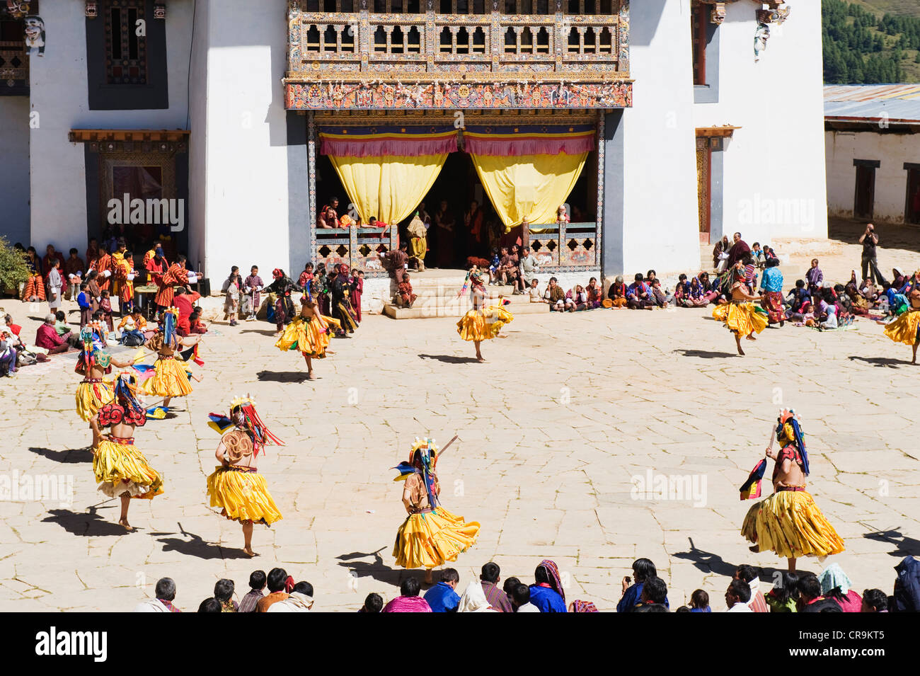 La danza esecutori al festival Tsechu, Gangtey Gompa Monastero, Phobjikha valley, Bhutan, Asia Foto Stock