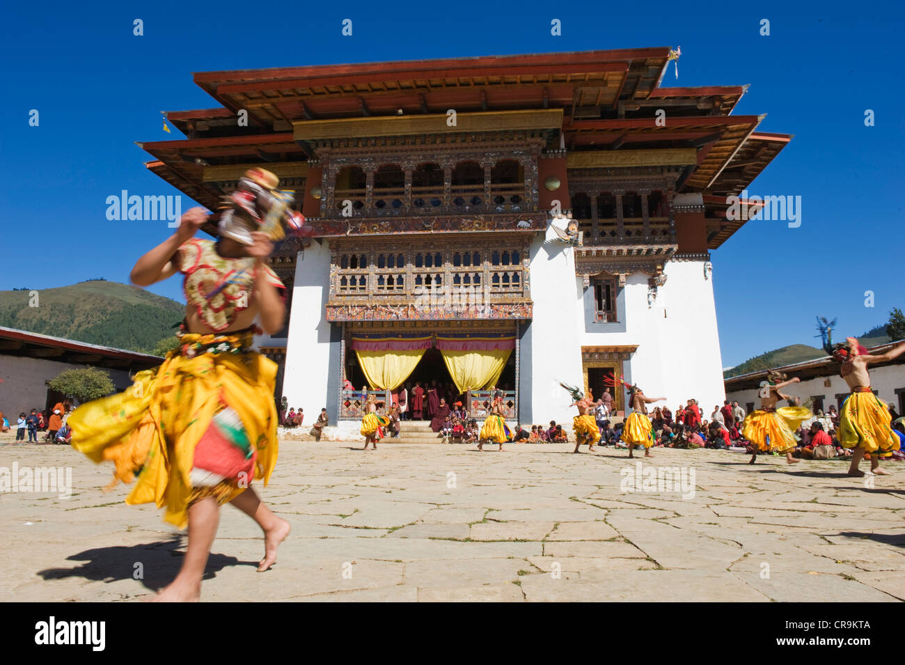 La danza esecutori al festival Tsechu, Gangtey Gompa Monastero, Phobjikha valley, Bhutan, Asia Foto Stock