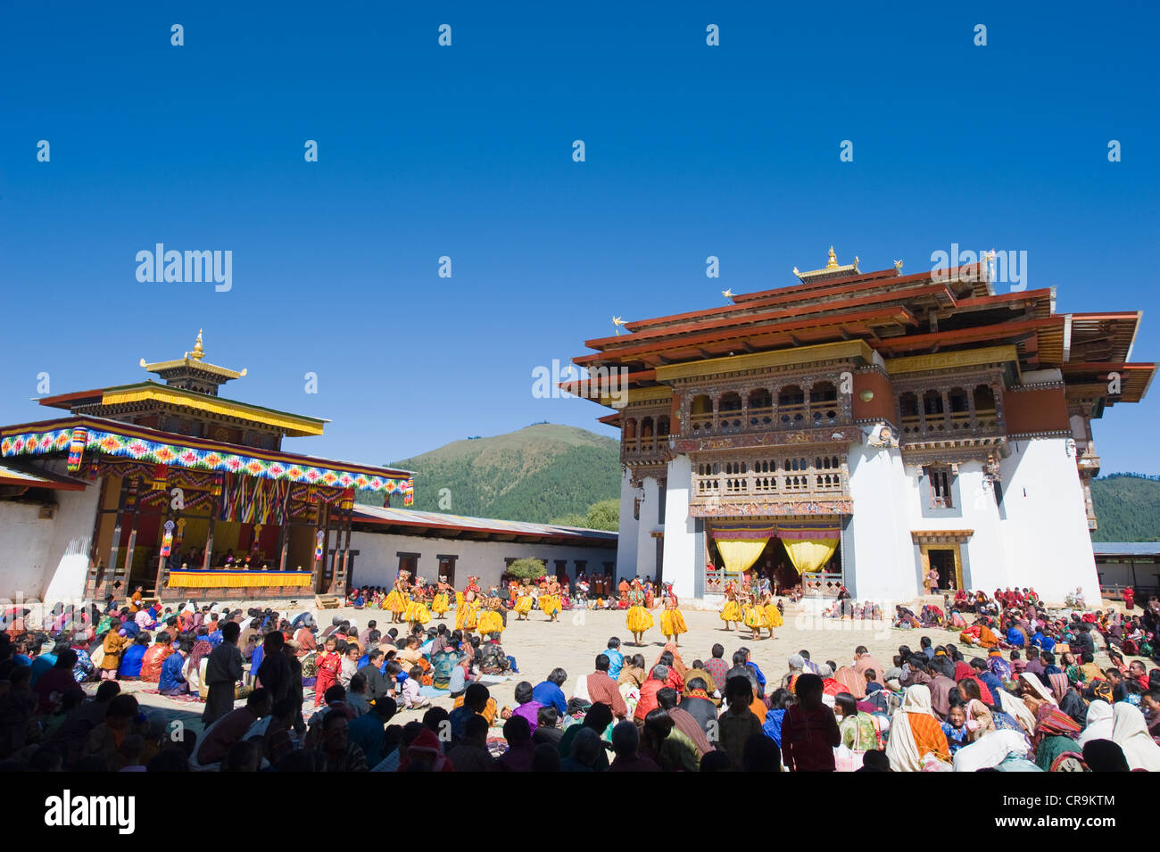 Danzatori mascherati al festival Tsechu, Gangtey Gompa Monastero, Phobjikha valley, Bhutan, Asia Foto Stock