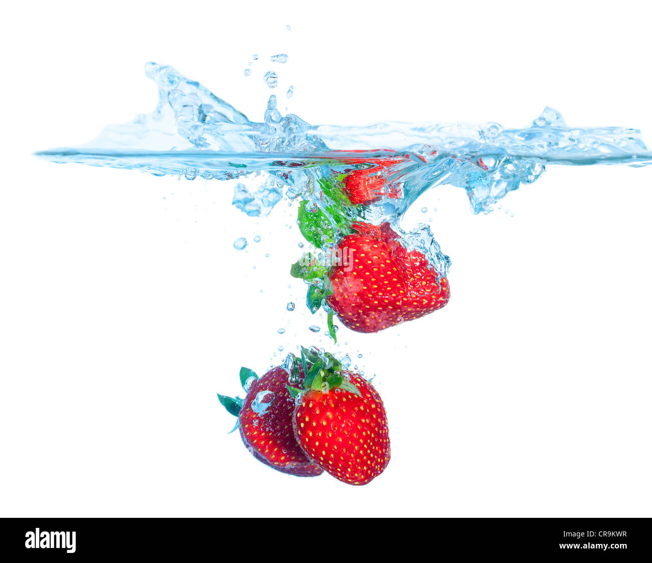 Fragole fresche è scesa in acqua con Splash su sfondi bianchi Foto Stock