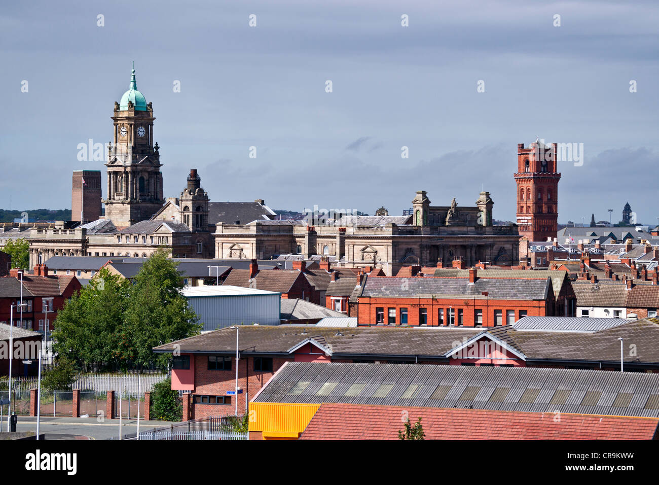 Viste dal St Marys tower Birkenhead del Liverpool waterfront e Cammel Lairds costruzione navale. Foto Stock