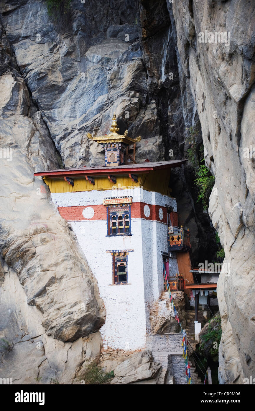 Casa di pietra in roccia al nido le tigri, Taktshang Goemba, Paro Valley, Bhutan, Asia Foto Stock