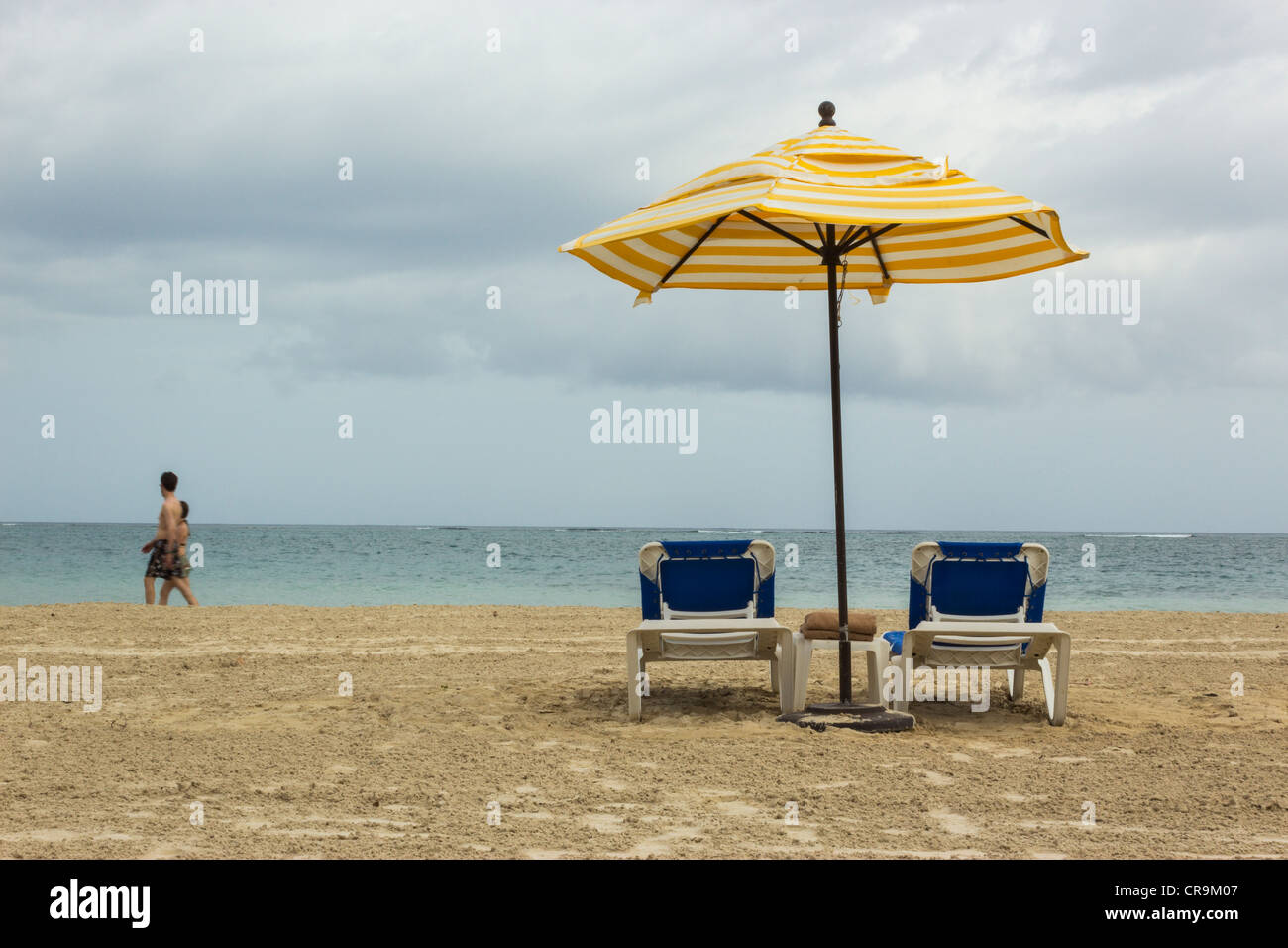 Si tratta di una spiaggia la configurazione con due coppie di lasciare dopo il relax in spiaggia a causa nuvoloso giorno Foto Stock