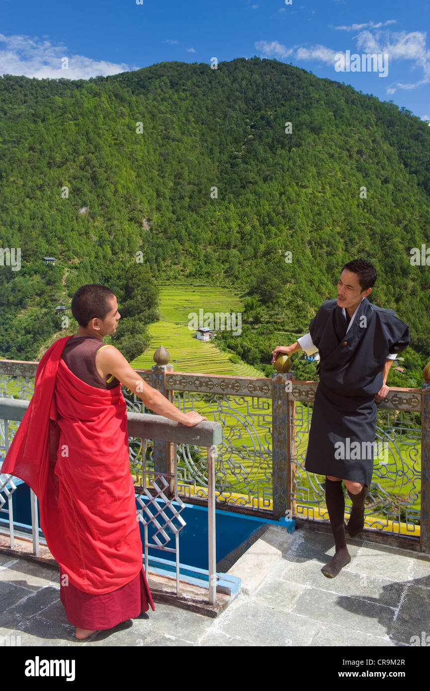 Monaco e guida turistica, Khamsum Yuelley Namgyal Chorten (1999), Punakha, Bhutan, Asia Foto Stock