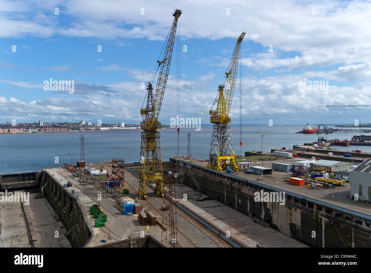 Viste dal St Marys tower Birkenhead del Liverpool waterfront e Cammel Lairds costruzione navale. Foto Stock