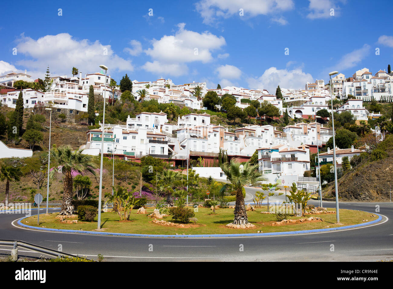 Rotonda in Punta Lara pueblo blanco sulla Costa del Sol, vicino alla cittadina di Nerja nel sud dell'Andalusia, Spagna. Foto Stock