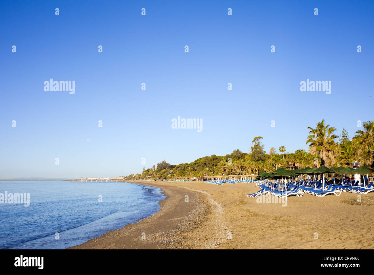 Vuoto spiaggia sulla Costa del Sol in Marbella resort, Andalusia. Foto Stock