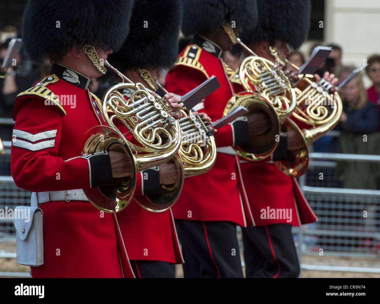 Le guardie scozzesi Marching Band. Trooping il colore per celebrare la regina il compleanno. Il centro commerciale di Londra, Regno Unito. Foto Stock