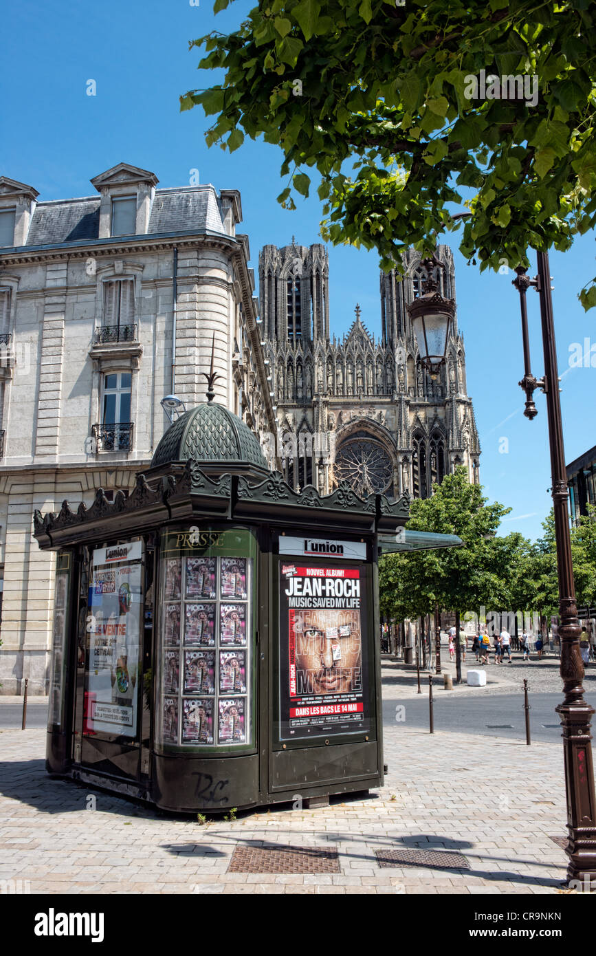 Un pissoir ora interamente utilizzata per scopi pubblicitari in una strada dominata dalla Cattedrale di Notre Dame di Reims Foto Stock