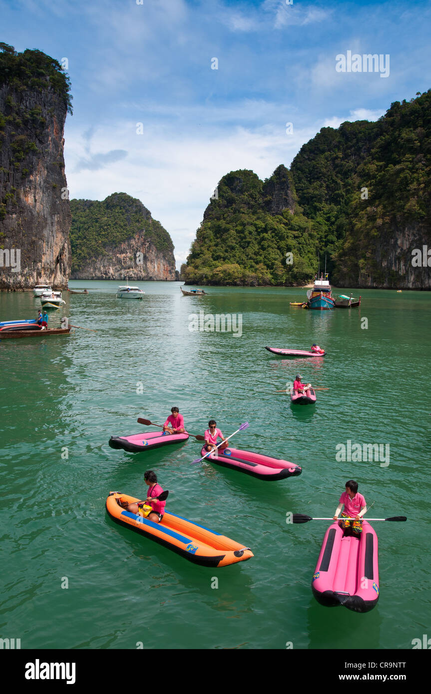 I turisti in canoa il parco marino nazionale di Phang Nga Bay, Thailandia Foto Stock