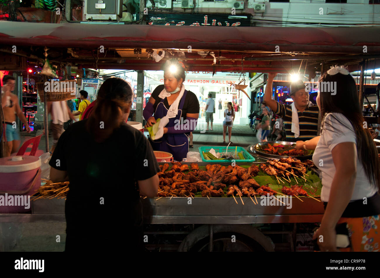 Thai hawker food in Bangla Road, Phuket, Tailandia Foto Stock