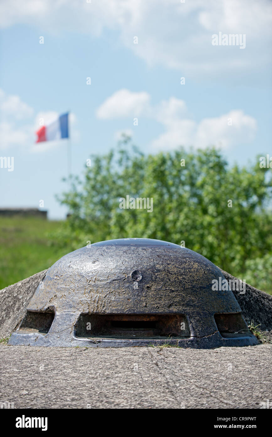 Punto di osservazione a fort Vaux Verdun, Lorena, Francia con il Tricoleur svolazzanti in background Foto Stock