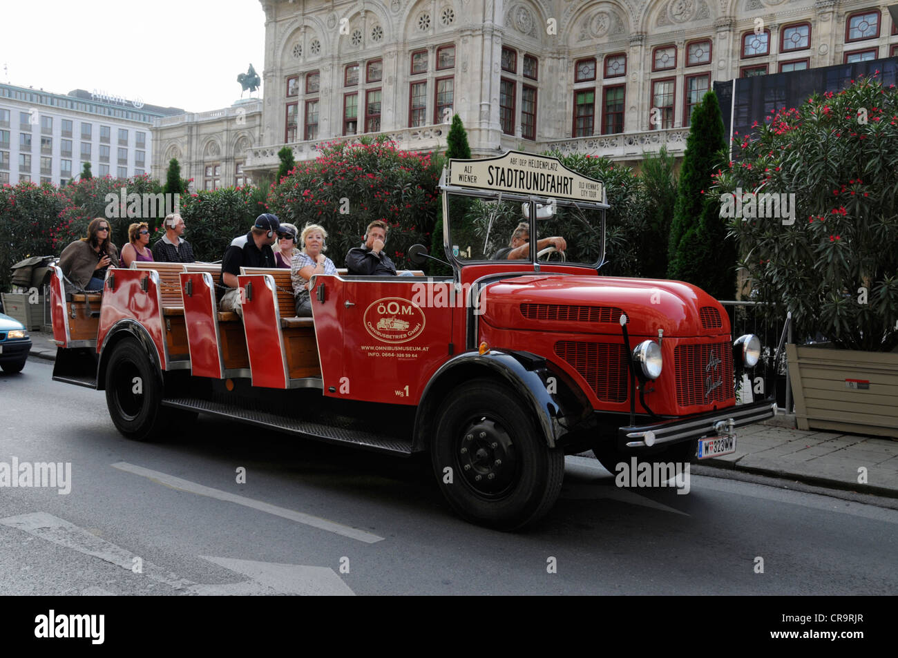Un autobus turistico essendo guidato intorno ai siti di interesse turistico intorno a Vienna, Austria Foto Stock