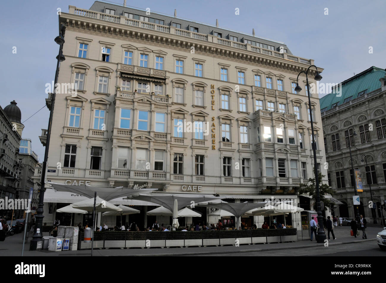 Il Café Mozart si trova nello stesso edificio dell'Hotel Sacher in Albertinaplatz a Vienna, Austria. Foto Stock