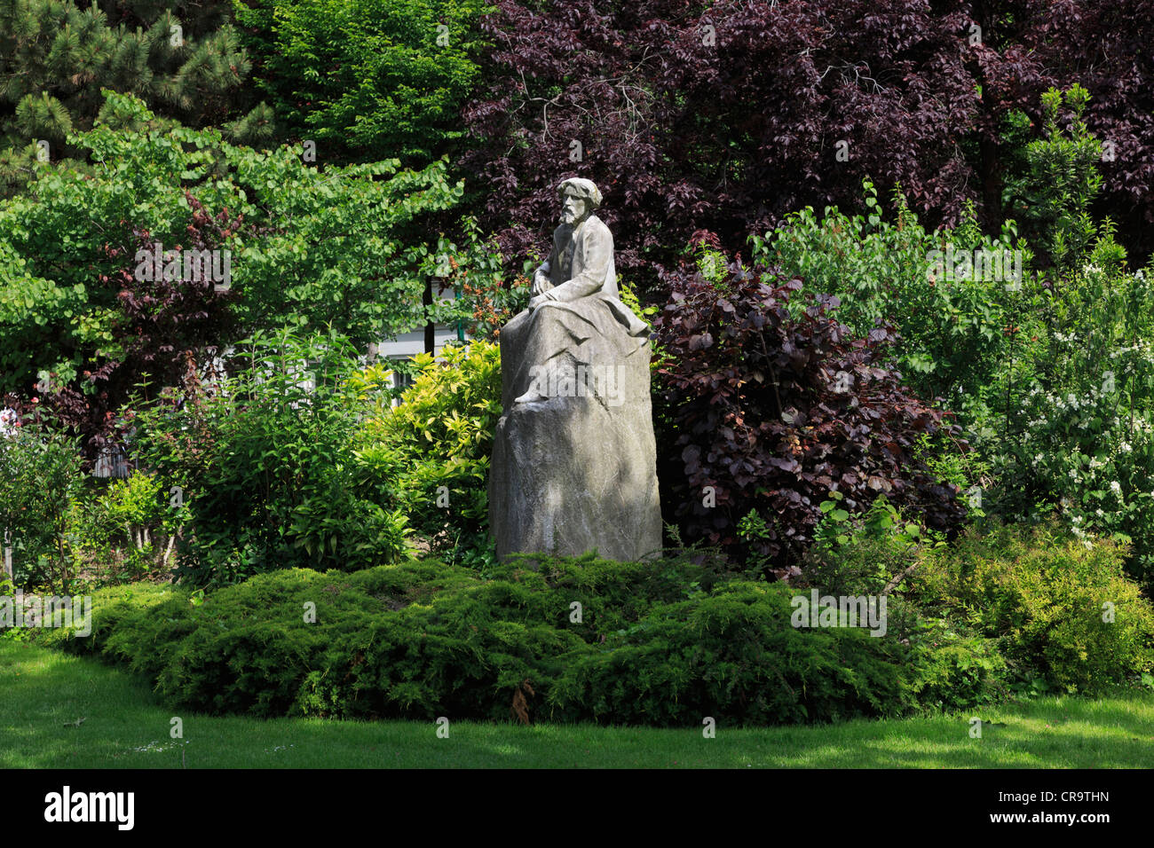 Statua di Alphonse Daudet nel Jardin des Ambassadeurs, Parigi. Daudet era un palazzo del XIX secolo il romanziere francese. Foto Stock