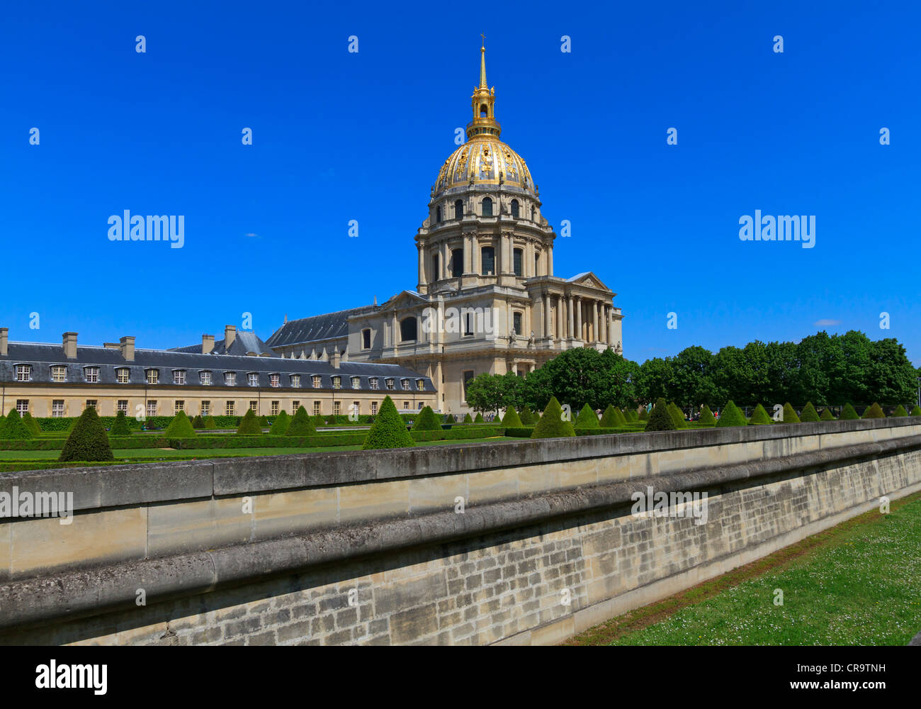 Hotel des Invalides e la cupola chiesa, Parigi. Giardini formali e un fossato asciutto circondano l'ospedale militare francese per i veterani di guerra Foto Stock