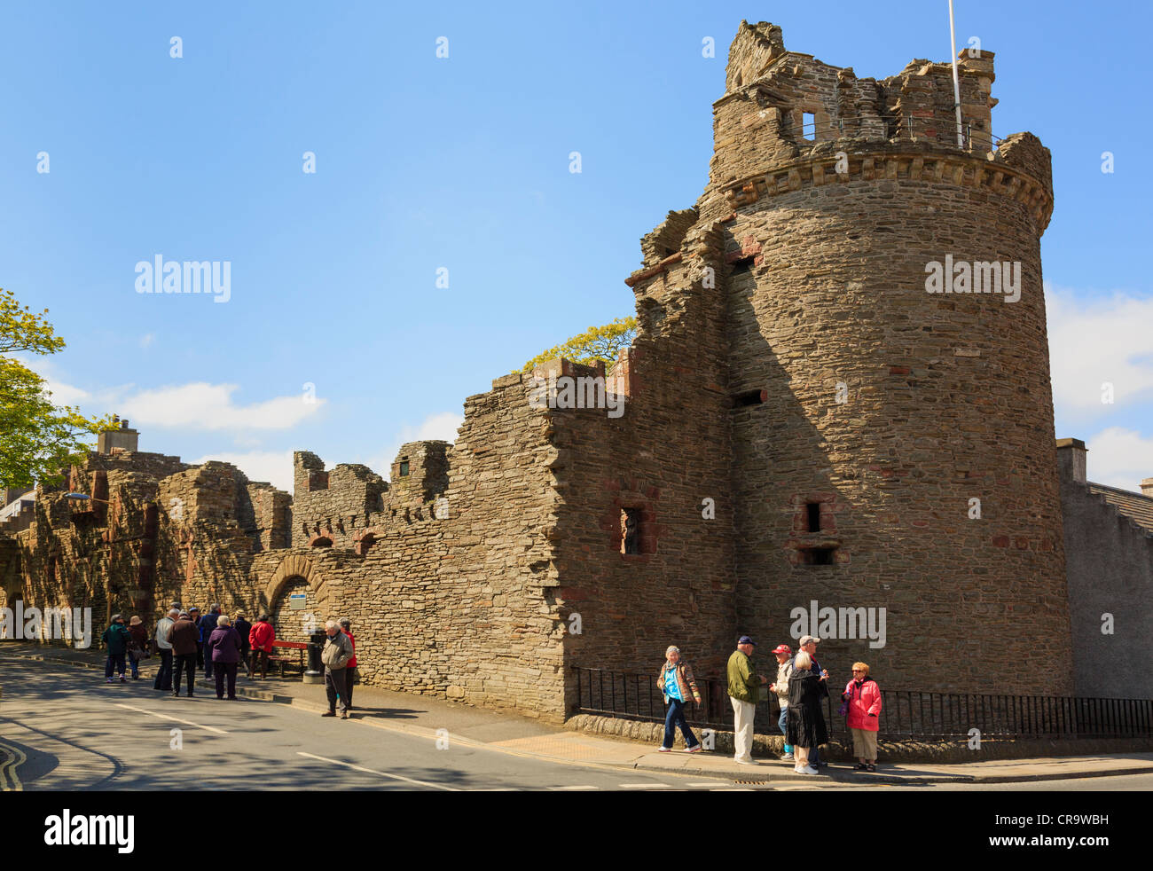 I turisti dai resti della torre rotonda o Moosie Toor e 12thc Palazzo del Vescovo rovine a Kirkwall, isole Orcadi Scozia, Regno Unito. Foto Stock