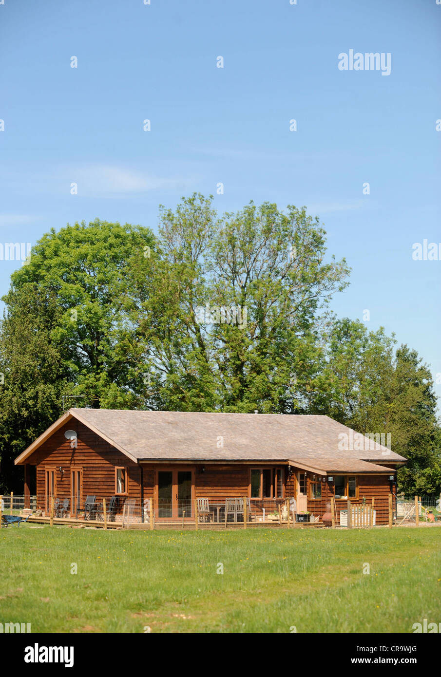 Un log cabin o chalet in legno home - uno stile di costruzione spesso utilizzati a causa di regolamenti di pianificazione REGNO UNITO Foto Stock