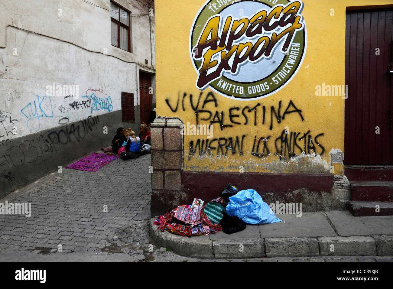 Viva Palestina / lunga vita Palestina morte ai sionisti graffiti in spagnolo su un muro giallo in una strada nel quartiere turistico di la Paz, Bolivia Foto Stock