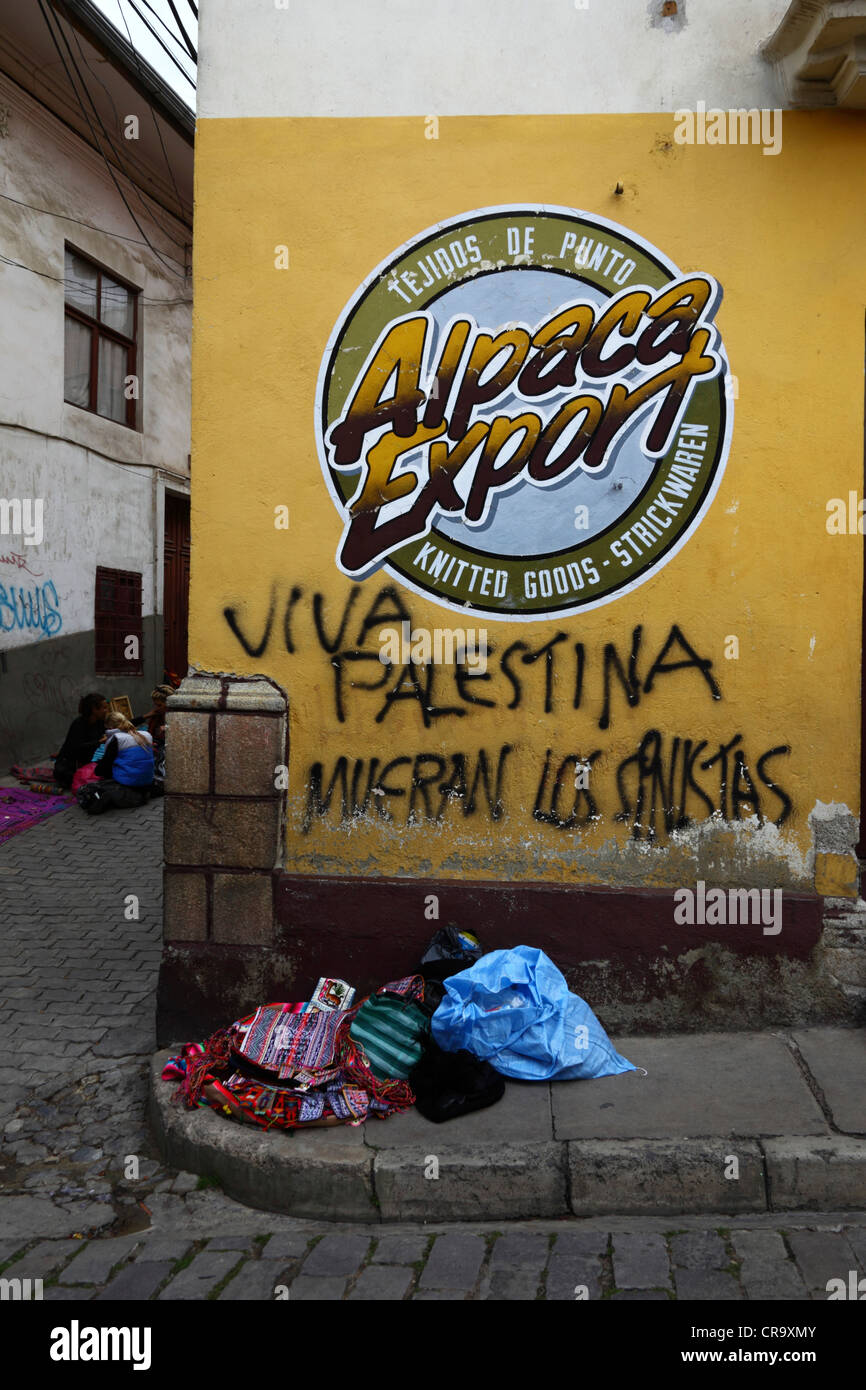 Viva Palestina / lunga vita Palestina morte ai sionisti graffiti in spagnolo su un muro giallo in una strada nel quartiere turistico di la Paz, Bolivia Foto Stock